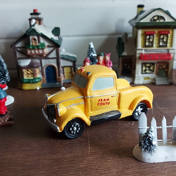 Illuminated Village for the Holiday SeasonJean-Coutu Village. - Picture 4 of 12